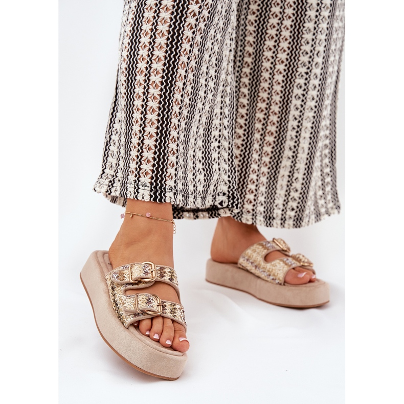 Slippers pour femmes sur la plate-forme avec boucles et tresse khaki beige 2