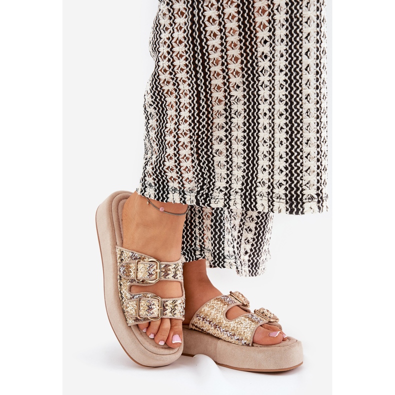 Slippers pour femmes sur la plate-forme avec boucles et tresse khaki beige 1