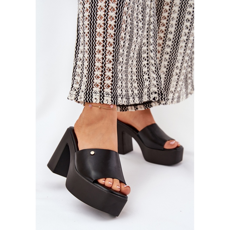 Des pantoufles en cuir écologique pour femmes sur le poteau et la plate-forme noire 2