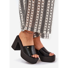 Des pantoufles en cuir écologique pour femmes sur le poteau et la plate-forme noire le noir 1 Des pantoufles en cuir écologique pour femmes sur le poteau et la plate-forme noire le noir 1