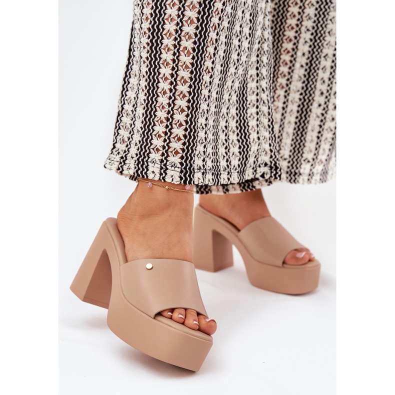 Des pantoufles en cuir écologique pour femmes sur le poteau et la plate-forme kaki beige 2