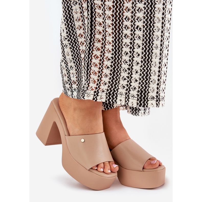 Des pantoufles en cuir écologique pour femmes sur le poteau et la plate-forme kaki beige 1