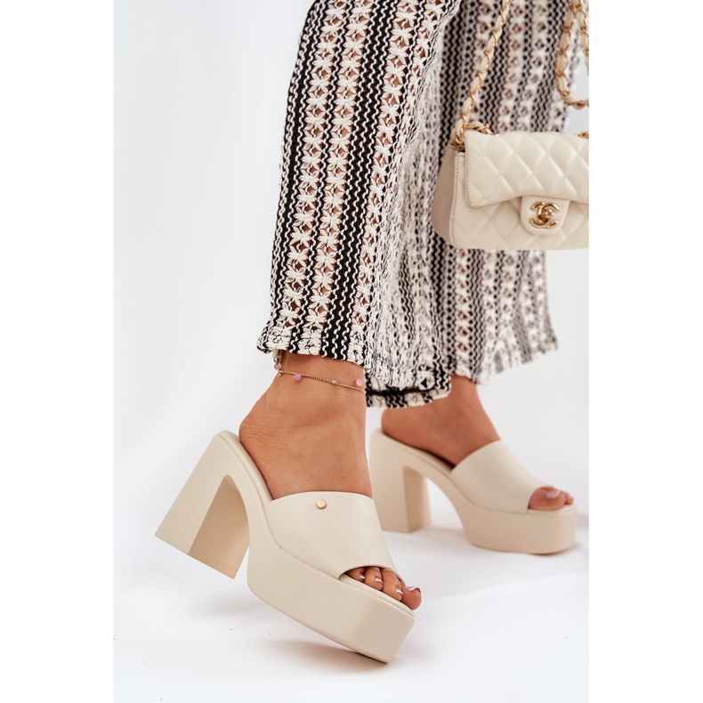 Des pantoufles en cuir écologique pour femmes sur le poteau et une plate-forme de mendiant légère beige 2 Des pantoufles en cuir écologique pour femmes sur le poteau et une plate-forme de mendiant légère beige 2