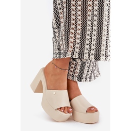 Des pantoufles en cuir écologique pour femmes sur le poteau et une plate-forme de mendiant légère beige 1 Des pantoufles en cuir écologique pour femmes sur le poteau et une plate-forme de mendiant légère beige 1