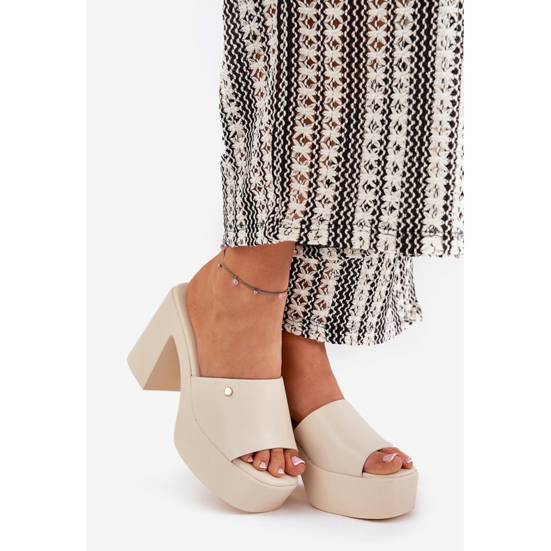 Des pantoufles en cuir écologique pour femmes sur le poteau et une plate-forme de mendiant légère beige 1 Des pantoufles en cuir écologique pour femmes sur le poteau et une plate-forme de mendiant légère beige 1