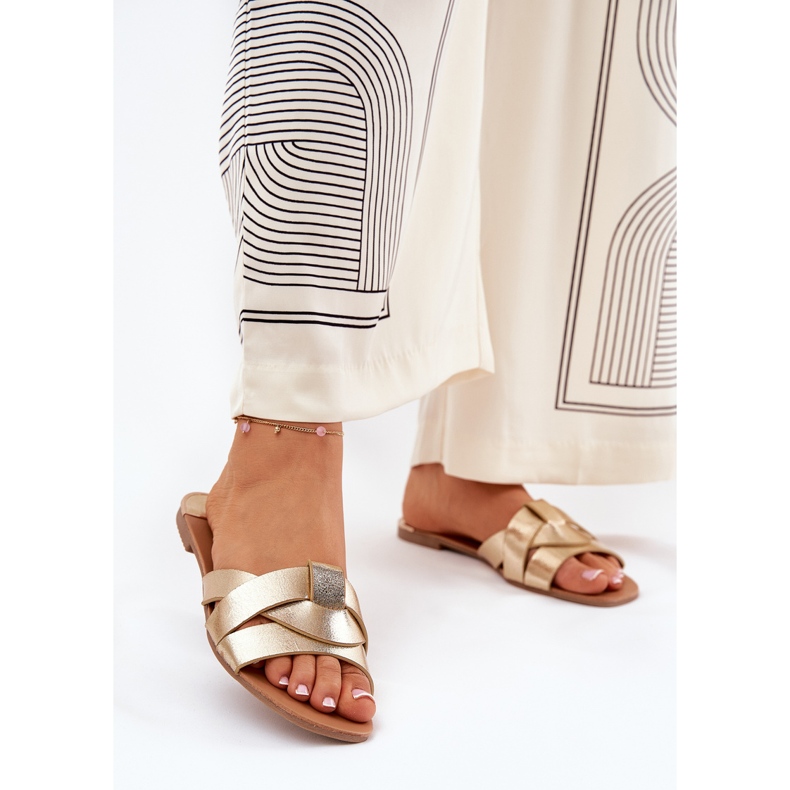 Les tongs plats des femmes avec des rayures dorées entrelacées d'or 2 Les tongs plats des femmes avec des rayures dorées entrelacées d'or 2