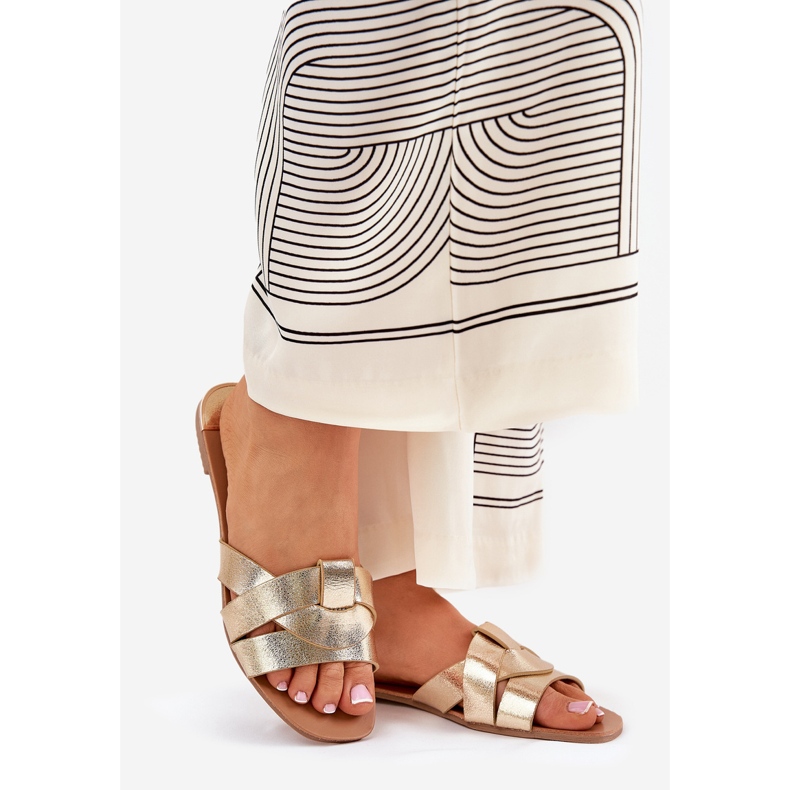 Les tongs plats des femmes avec des rayures dorées entrelacées d'or 1