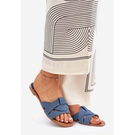 Les tongs plats des femmes avec des rayures en denim entrelacées bleu 1 Les tongs plats des femmes avec des rayures en denim entrelacées bleu 1