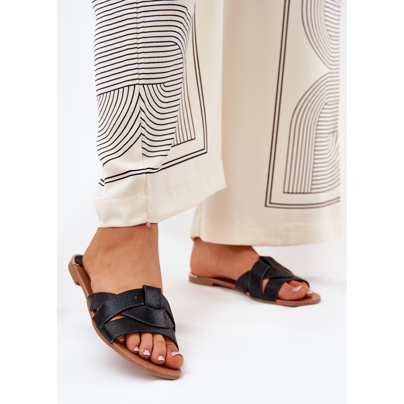 Les tongs plats des femmes avec des rayures noires le noir 2 Les tongs plats des femmes avec des rayures noires le noir 2