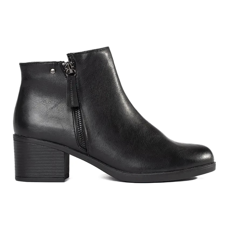 Bottines noires sur un poteau 1