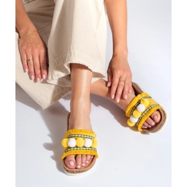 Chaussons mode à pompons jaune 3