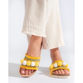 Chaussons mode à pompons jaune 4