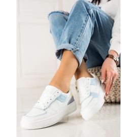Baskets classiques sur la plate-forme blanche 2
