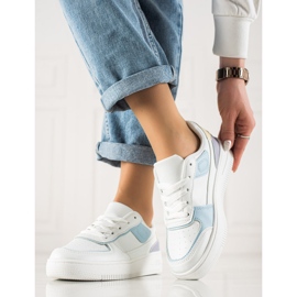 Baskets classiques sur la plate-forme blanche 3
