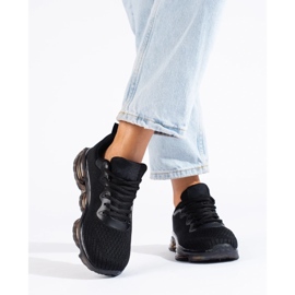 Chaussures de sport sur une plate-forme en caoutchouc noir 2