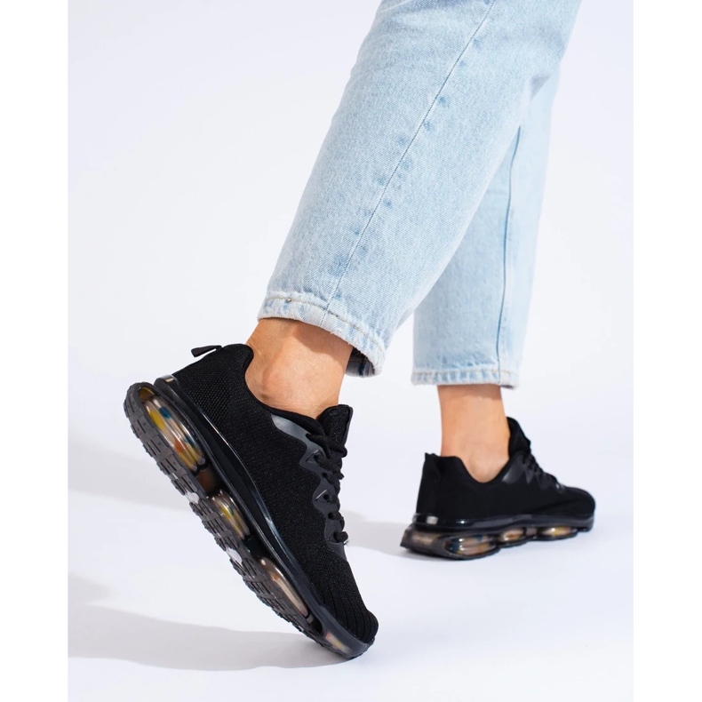 Chaussures de sport sur une plate-forme en caoutchouc noir 1