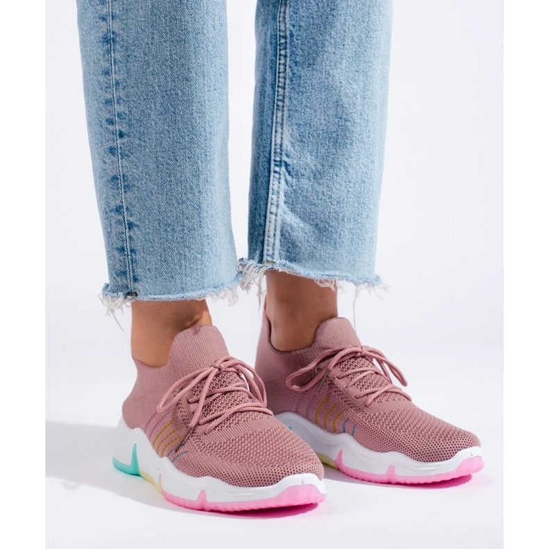 Chaussures de sport sur une plateforme colorée rose 2