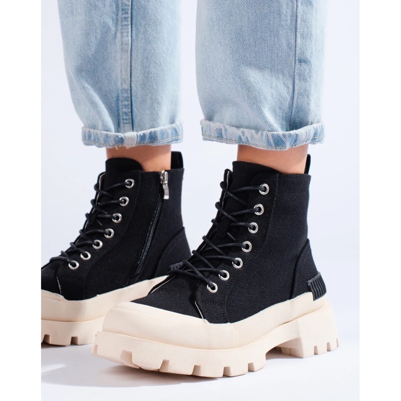 Trappeurs sur la plateforme S. Barski noir 1