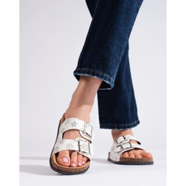 Des tongs à la mode blanche 2