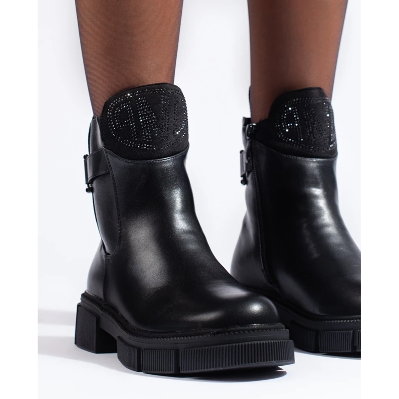 Bottes noires pour femmes sur la plate-forme 2