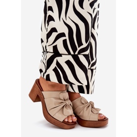 Les tongs des femmes sur l'éco-derelle post beige 1