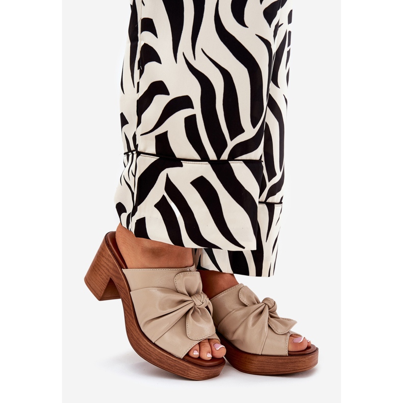 Les tongs des femmes sur l'éco-derelle post beige 1