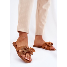 Les tongs plats des femmes avec un arc de chameau brun 2