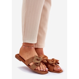 Les tongs plats des femmes avec un arc de chameau brun 1