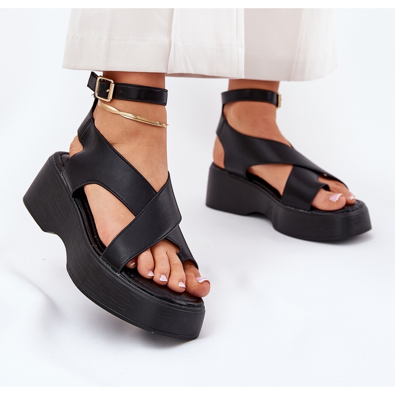 Sandales féminines sur la plate-forme et un coin en cuir Eco Black noir 2