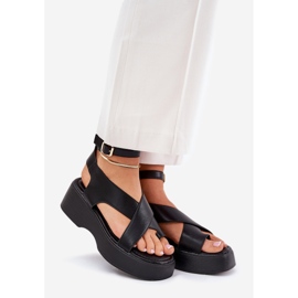 Sandales féminines sur la plate-forme et un coin en cuir Eco Black noir 1