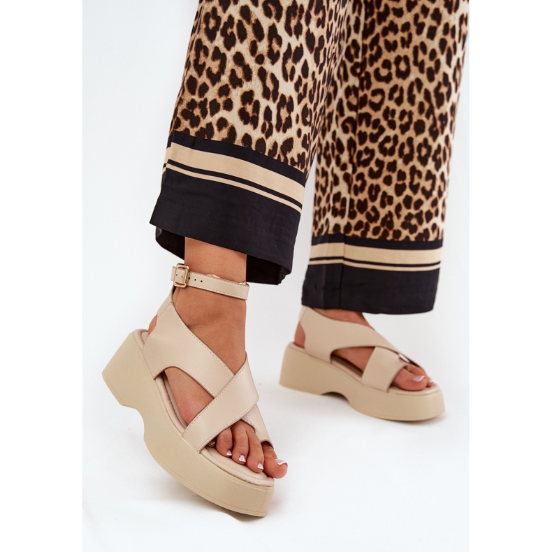 Sandales féminines sur la plate-forme et un beige en cuir écologique en coin 2 Sandales féminines sur la plate-forme et un beige en cuir écologique en coin 2