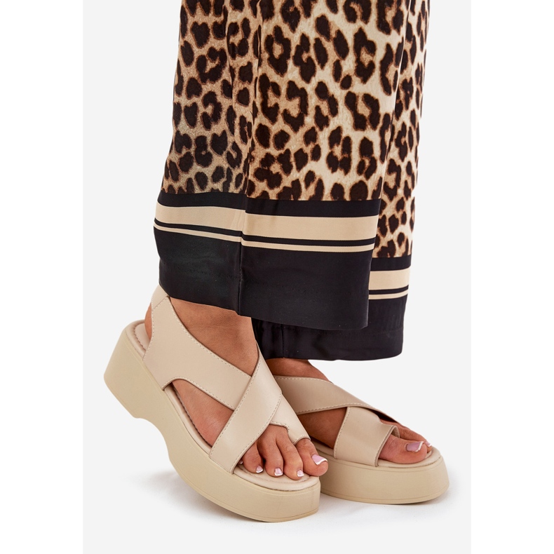 Sandales féminines sur la plate-forme et un beige en cuir écologique en coin 1 Sandales féminines sur la plate-forme et un beige en cuir écologique en coin 1