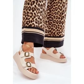 Sandales féminines sur la plate-forme et les cales avec boucle beige 2 Sandales féminines sur la plate-forme et les cales avec boucle beige 2