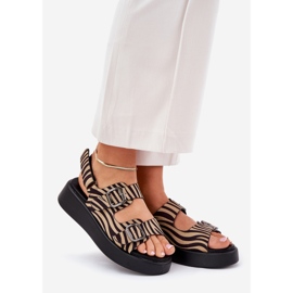 Sandales féminines sur la plate-forme et coins avec des boucles zèbres beige-noir 1