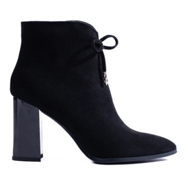 Bottes pour femmes sur un poste élevé le noir 1