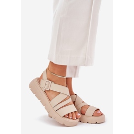 Sandales en cuir pour femmes sur la plate-forme avec une pince beige 1