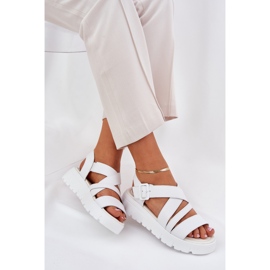 Sandales en cuir pour femmes sur la plate-forme avec une boucle blanche 6