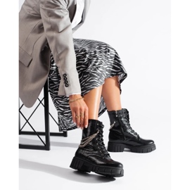 Bottes noires avec chaînes de Sokolski 1