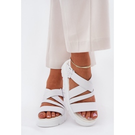 Sandales en cuir pour femmes sur la plate-forme avec une boucle blanche 3