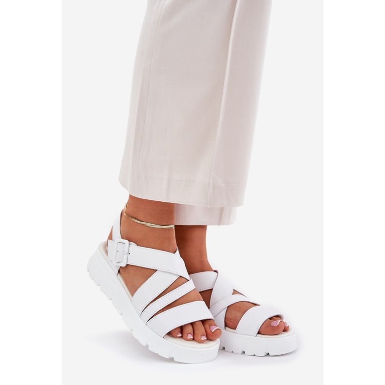 Sandales en cuir pour femmes sur la plate-forme avec une boucle blanche 1
