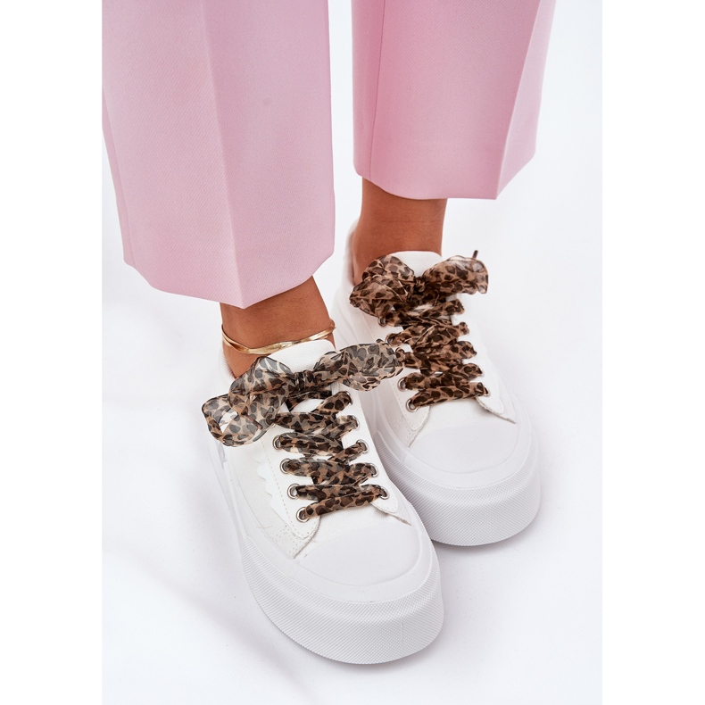 Baskets pour femmes sur une plate-forme massive avec un laçage décoratif blanc blanche 2