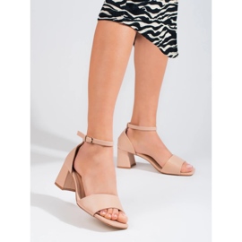 Sandales à talons bas beiges classiques de Shelovet 2