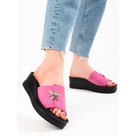 Slippers pour femmes roses sur un coin confortable 2