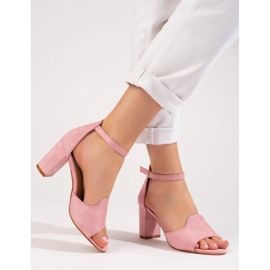 Sandales roses pour femmes sur le poteau par W. Potocki 2