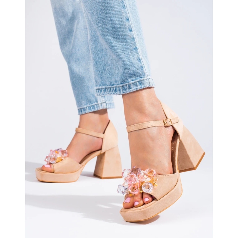 Sandales cloutées beiges de Shelovet 1