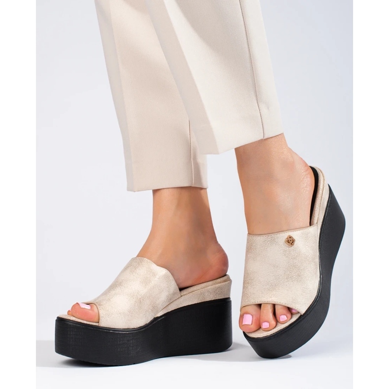 Les tongs métalliques sur un coin élevé doré 1