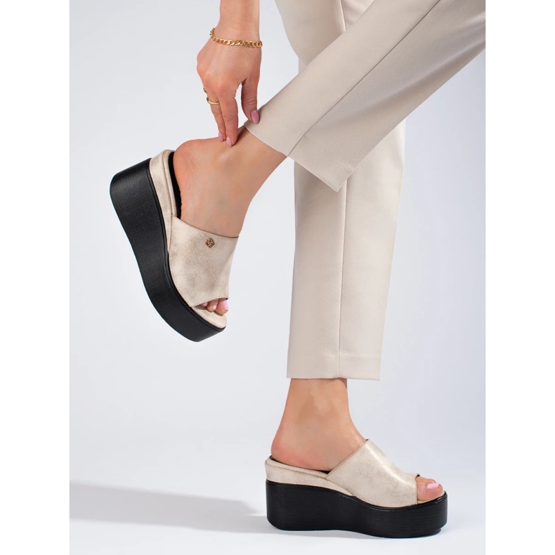 Les tongs métalliques sur un coin élevé doré 2