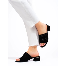 Chaussons femme noirs ajourés à petit talon 1