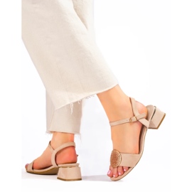 Sandales en daim beige des femmes avec des talons bas 3
