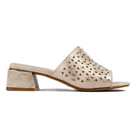 Les tongs dorés ouverts sur un poteau métallique bas d'or 2 Les tongs dorés ouverts sur un poteau métallique bas d'or 2